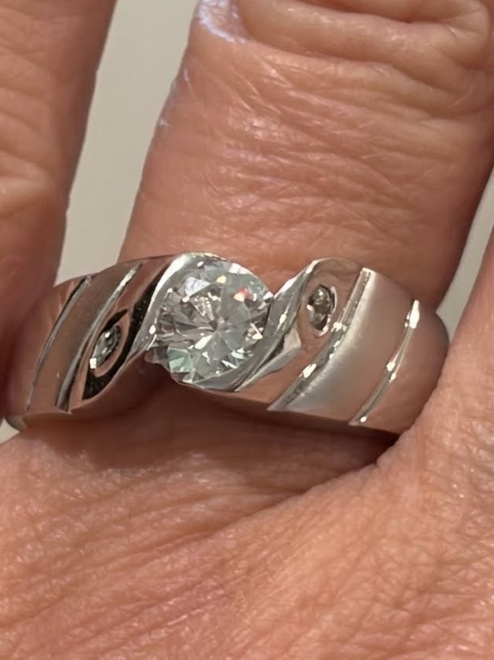 Modern Silver Tone Bypass  Ring Round Cubic Zirconia Center Size 8.5